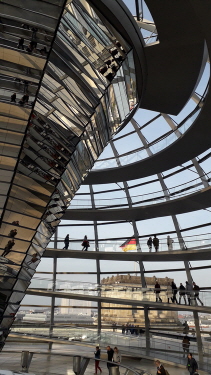 13 In der Kuppel des Reichstages
