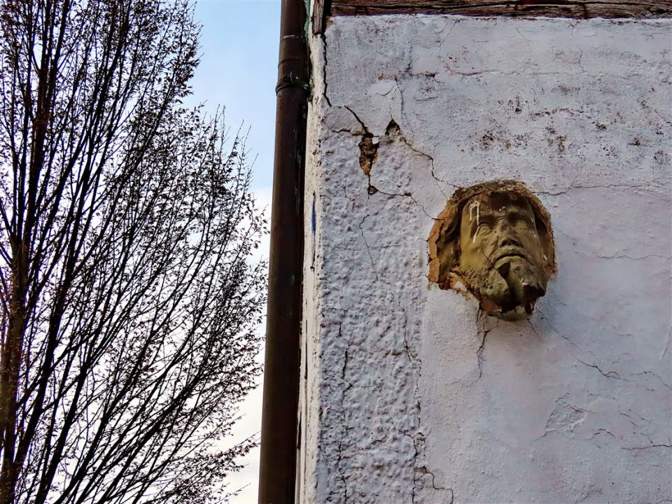 Kunstkopf an der Wand in Burgbernheim